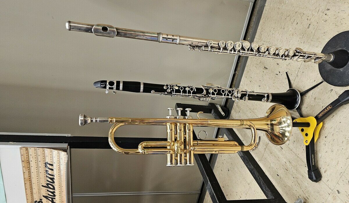 Clarint, flute and trumpet on stands